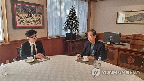 한덕수 국무총리가 윤석열 대통령 탄핵소추안 표결일인 7일 서울 종로구 삼청동 총리공관에서 국민의힘 한동훈 대표와 긴급 회동을 하고 있다. [국민의힘 제공=연합뉴스]